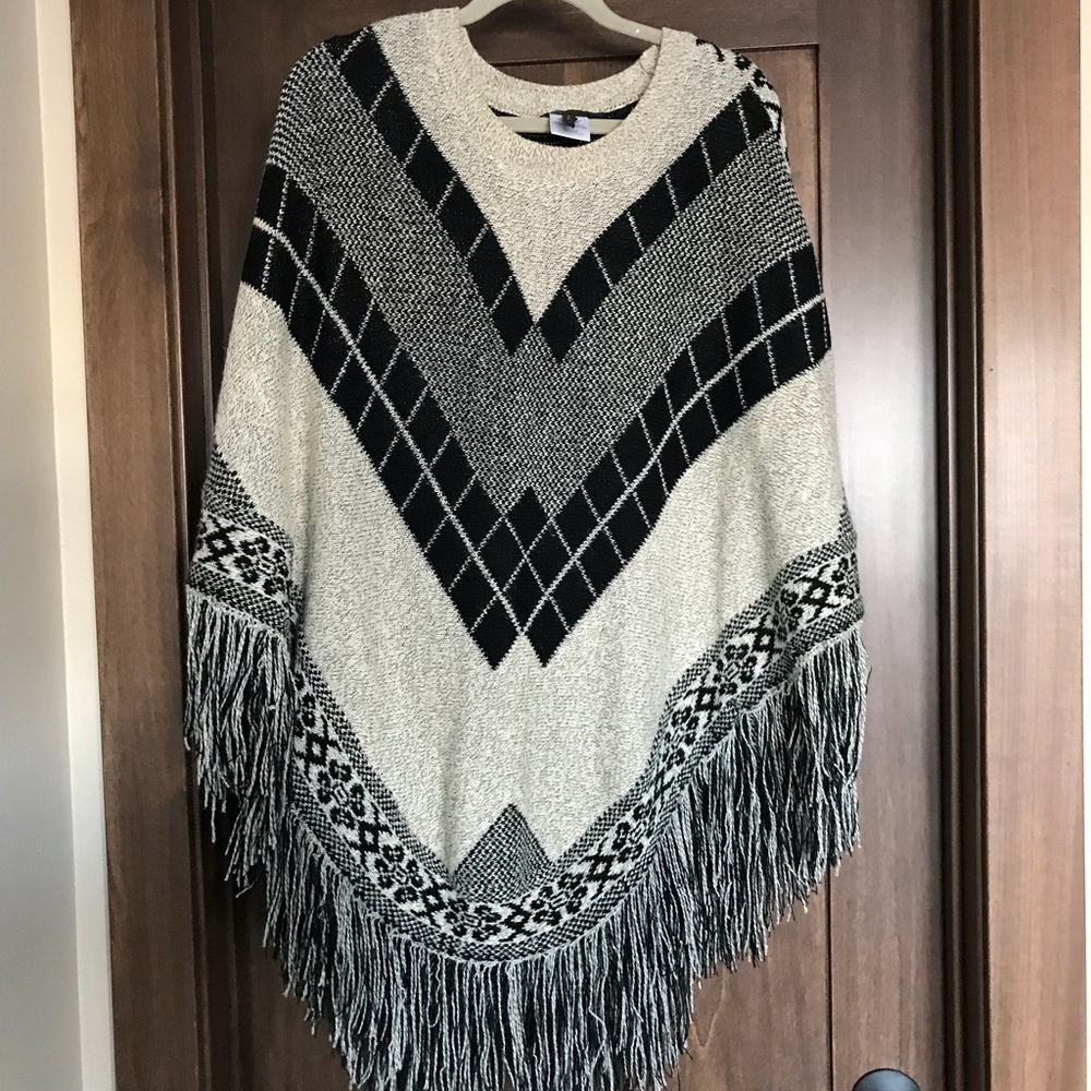BCBG MaxAzria L Fringe Poncho Gently Used